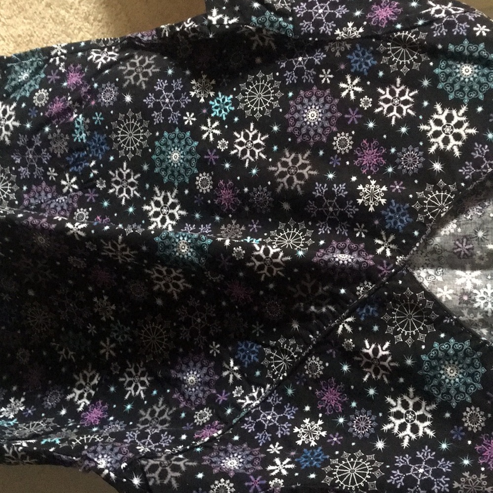 Libby tie back snowflake scrub top